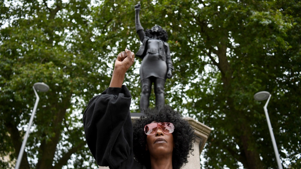BLM-aktivista szobra került a Colston-szobor helyére