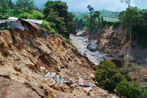 Már több mint 700 emberéletet követeltek az árvizek és földcsuszamlások Dél-Ázsiában