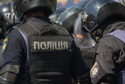 Újabb túszdráma Ukrajnában: egy férfi robbanószerrel fenyegetőzött egy kijevi bankban