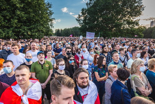 Több ezren tüntetnek a minszki Függetlenség terén