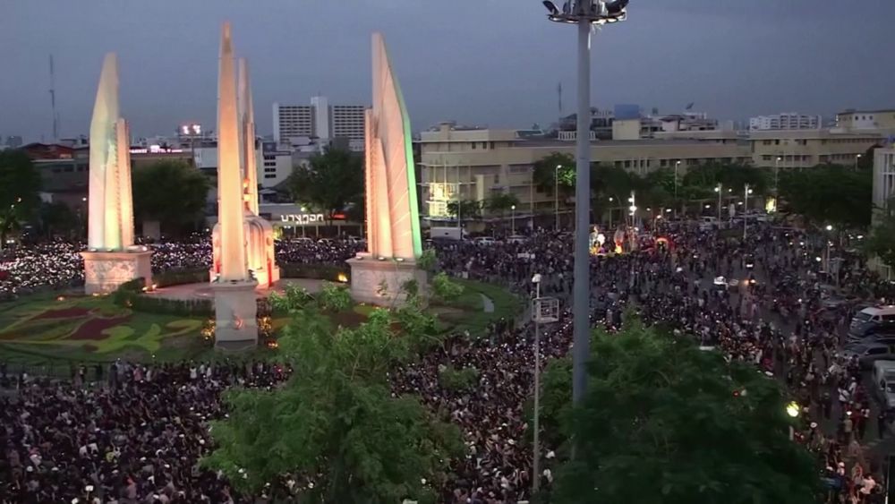 Több mint tízezren tüntettek a kormány ellen Thaiföldön