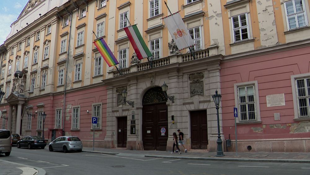 Eltávolította a szivárványos zászlót a budapesti városházáról a Mi Hazánk