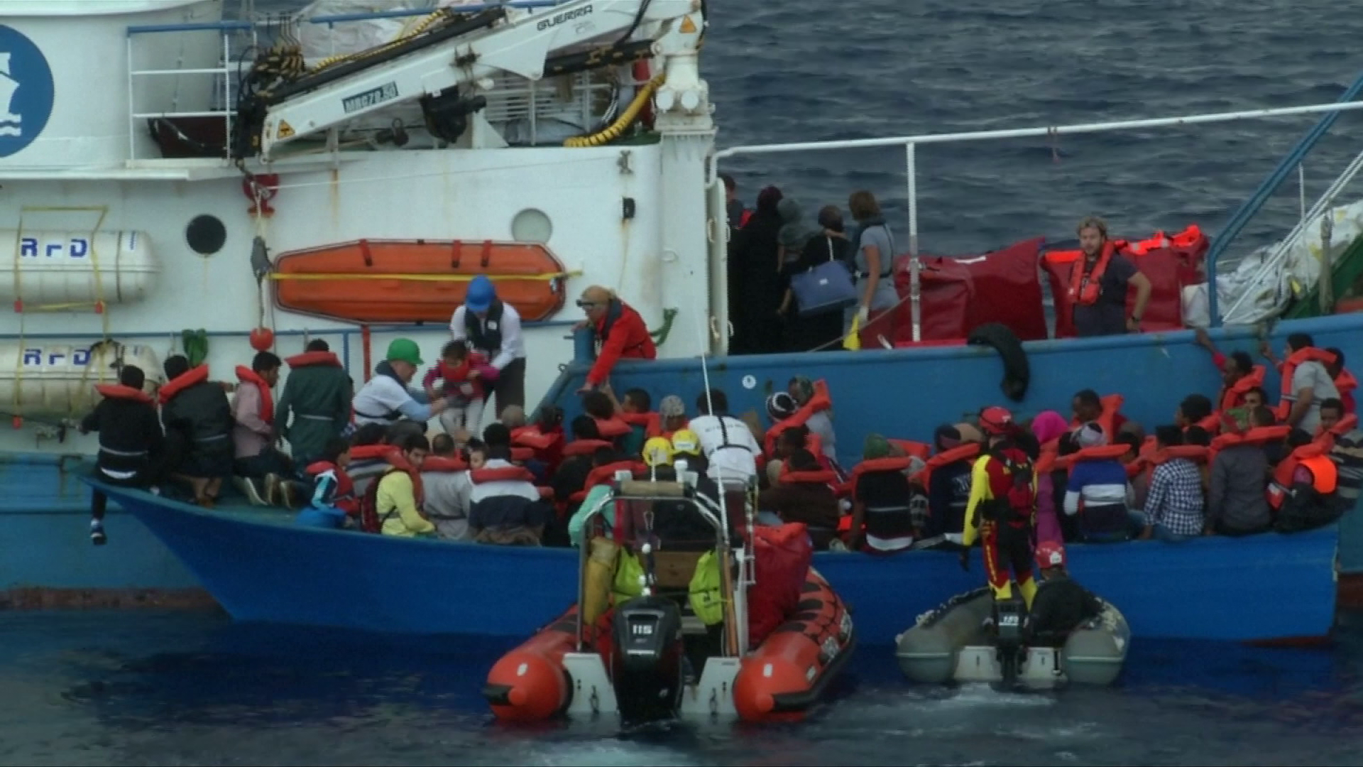 Több tucat migráns fulladt a tengerbe az év eddigi legsúlyosabb hajótörésében