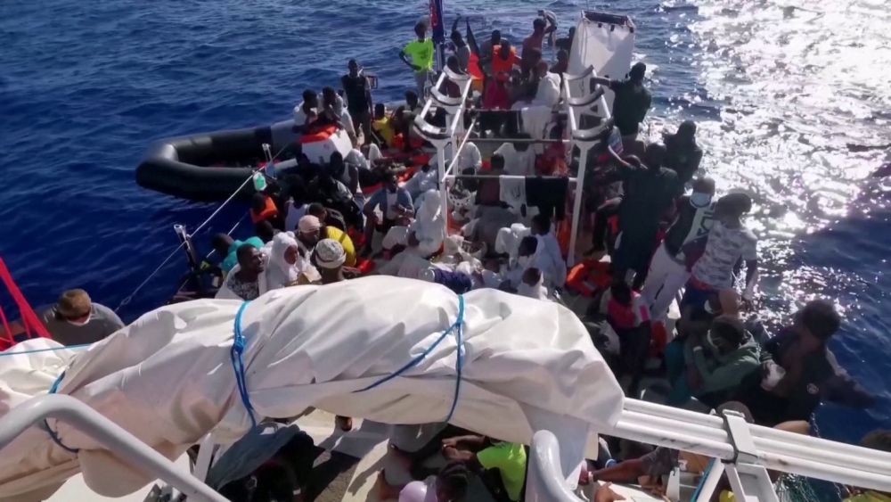 Bajba jutott egy migránsokkal teli hajó