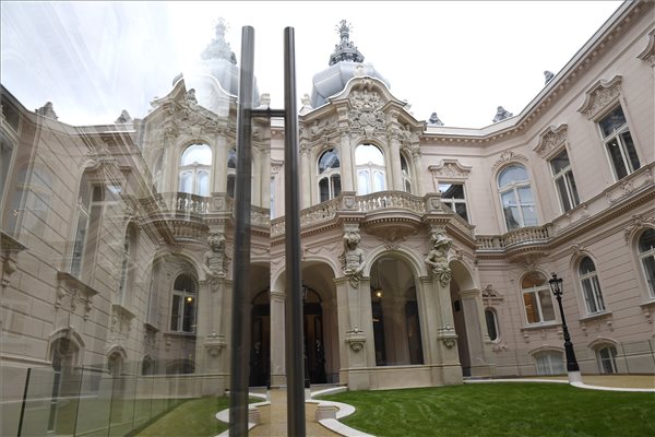 Átadták a felújított Károlyi-Csekonics-palotát