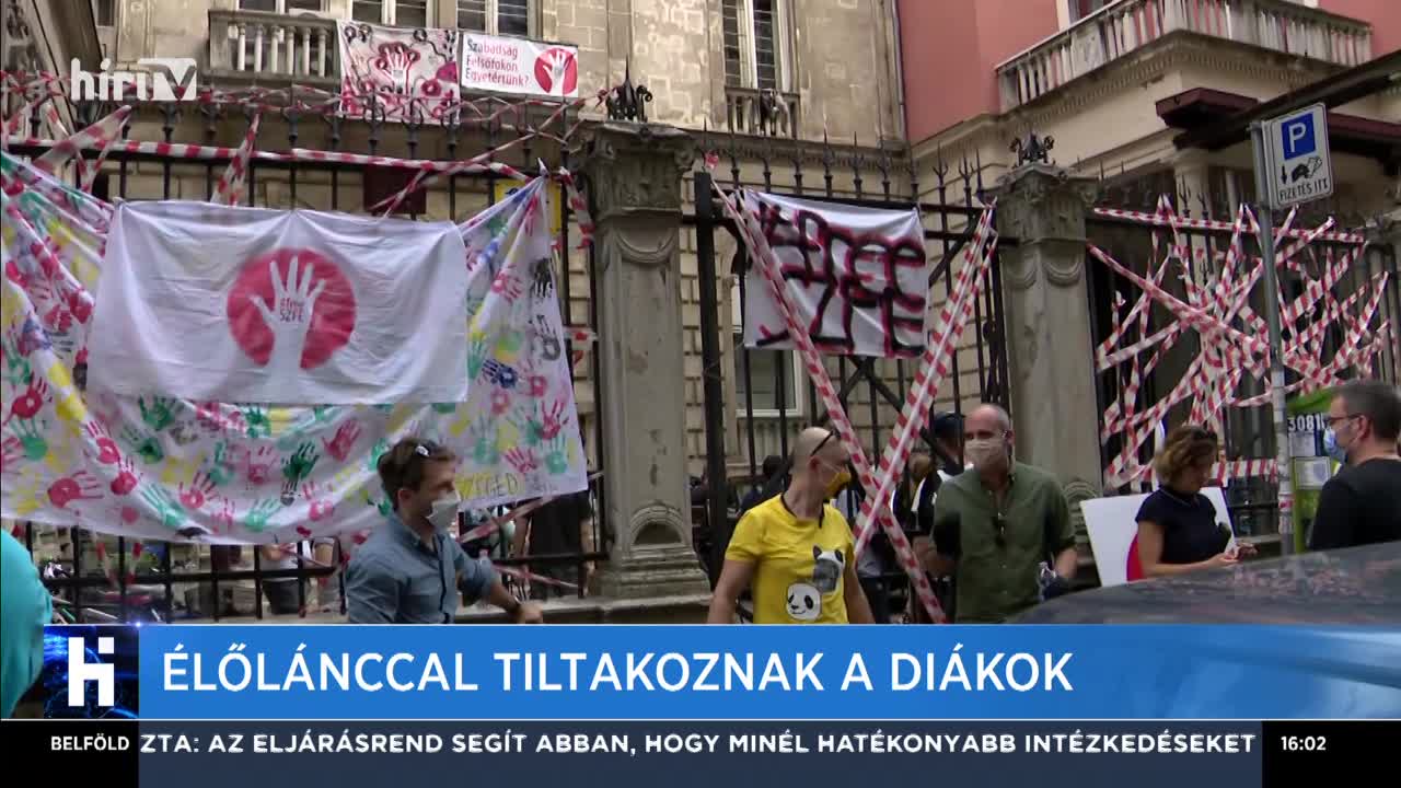 Élőlánccal tiltakoztak a diákok 