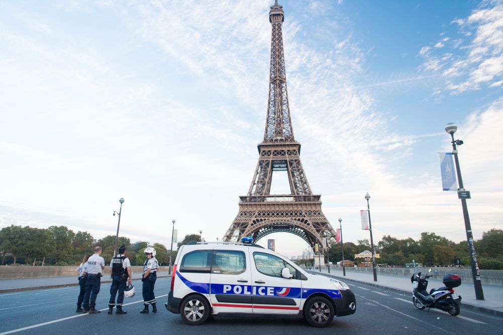Újranyitották az Eiffel-tornyot a bombafenyegetést követően