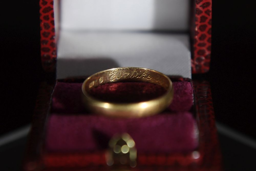 Visszaadták a családnak a sülysápi második világháborús katonasírban talált gyűrűt