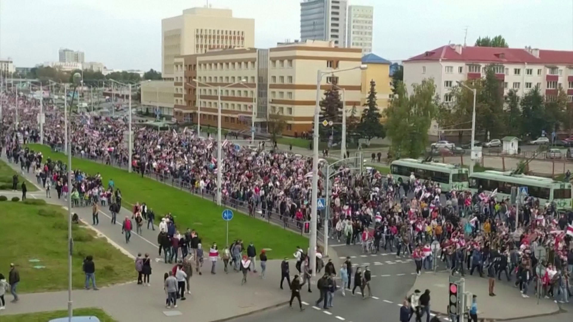 Ismét tízezrek tüntettek Minszkben