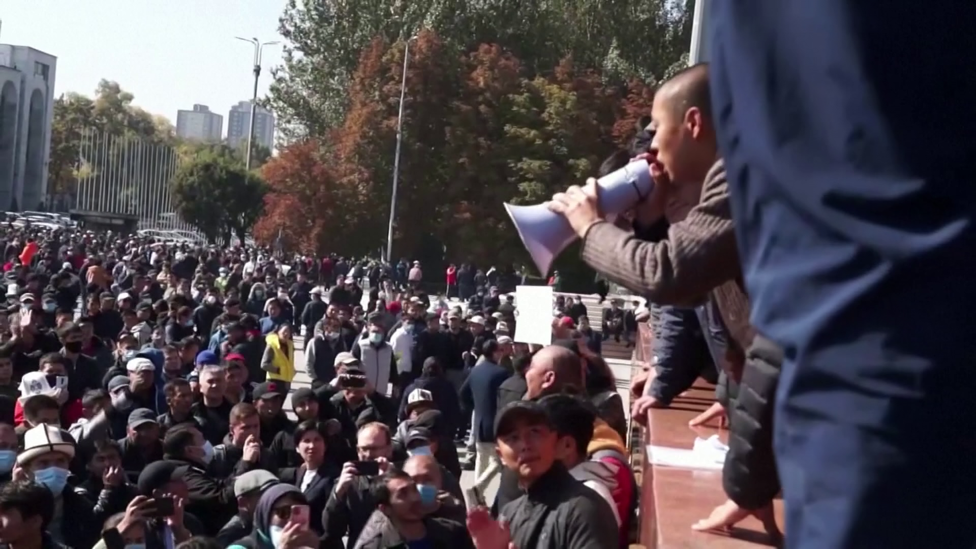 Kirgiz válság - Az államfő rendkívüli állapotot hirdetett Biskekben