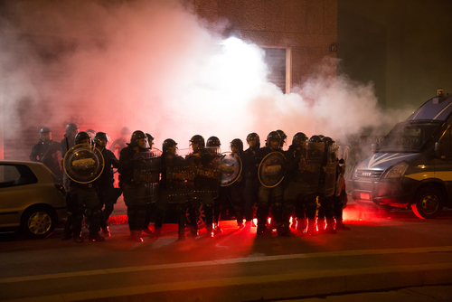 Nápolyban utcai zavargásba csapott át az éjszakai kijárási tilalom elleni tiltakozás