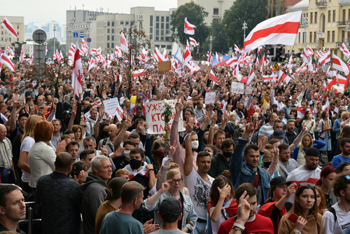 Több mint százezren tüntettek Minszkben a masszív karhatalmi jelenlét ellenére