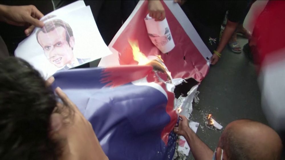 Francia zászlókat és Macron-karikatúrákat égettek a tüntetők