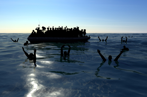 Felborult egy migránsokat szállító csónak a La Manche-csatornában