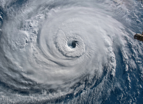 Az Eta nevű trópusi vihar Florida partjaihoz közelít