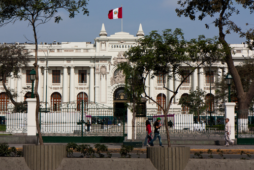 A perui kongresszus megszavazta Martín Vizcarra elnök elmozdítását posztjáról