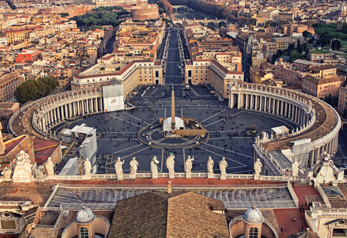 A Vatikán nyilvánosságra hozza a szexuális visszaélés miatt lemondott McCarrick volt bíborosra vonatkozó dossziét