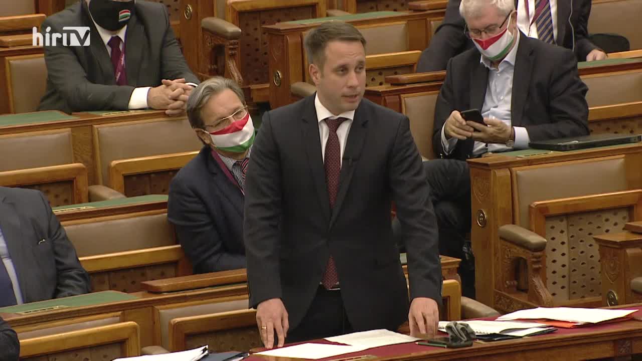 Kivonultak a Fidesz-KDNP képviselői a parlamentből Korózs Lajos felszólalása alatt