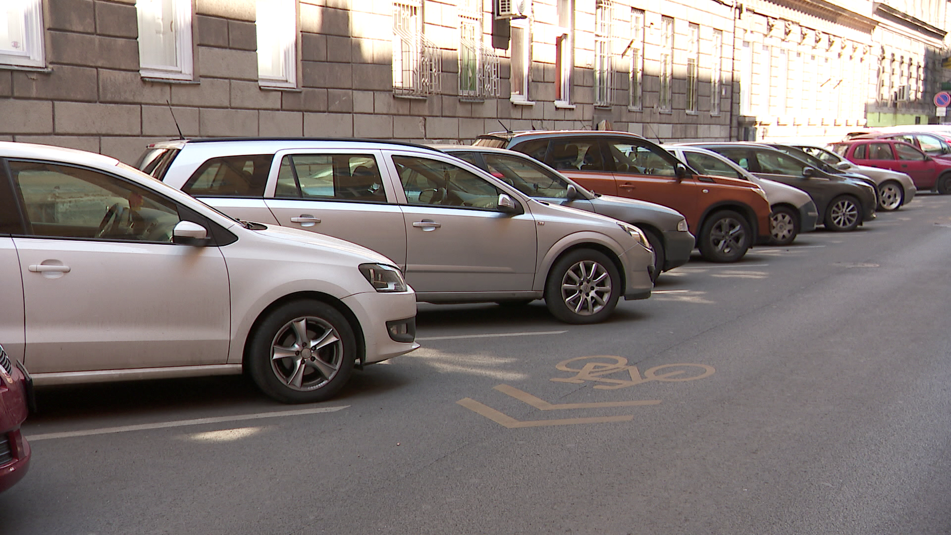Parkolóházak ingyenes használatával segíti a kormány a parkolást