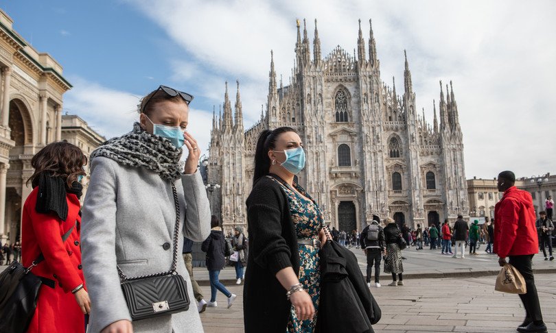 Milánó és Torinó belvárosát vásárlók tömege lepte el