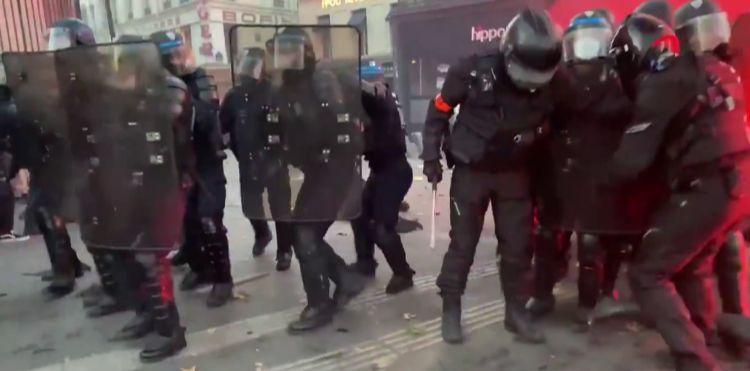 Csaknem 100 francia rendőr sebesült meg a hét végi tüntetéseken