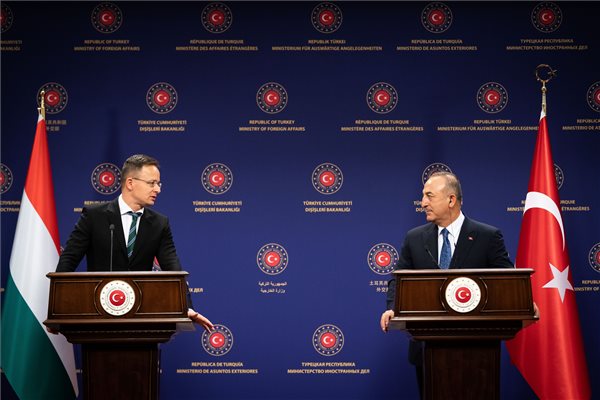 Szijjártó Péter: Magyarország támogatja az EU-török vámunió megújítását