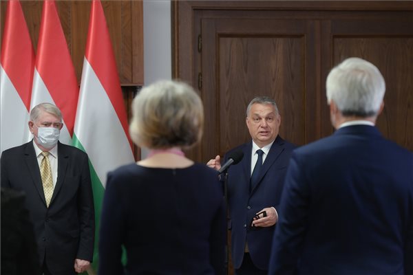 Orbán Viktor: A járványügyi készültség 2021-ben valószínűleg végig fennmarad