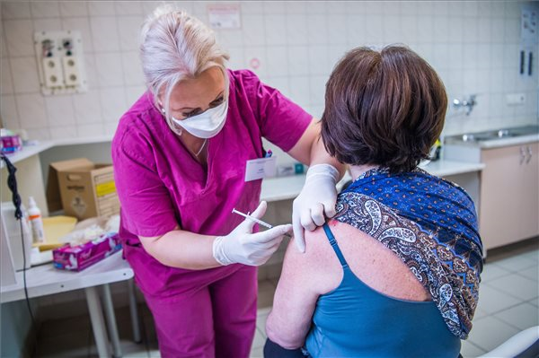 Folyamatos a Dél-pesti Centrumkórházban az egészségügyi dolgozók oltása