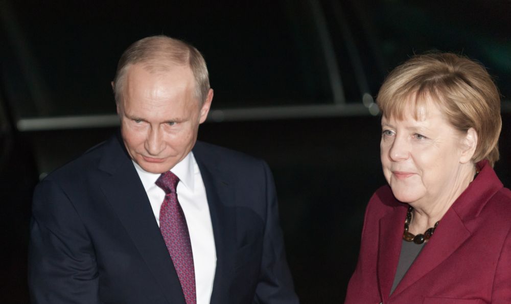 Közös vakcina előállításáról egyeztetett Merkel és Putyin