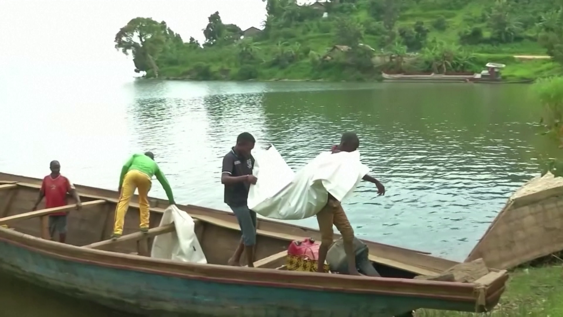Felborult egy komphajó Kongóban, több tucatnyi halott lehet