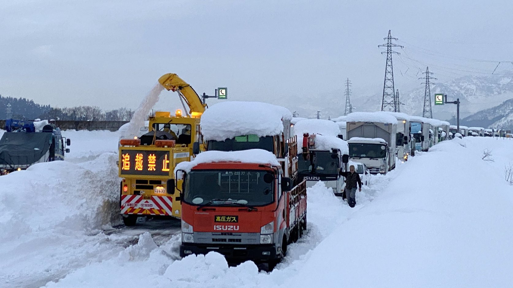 Heves havazás bénította meg Japán nyugati partvidékét