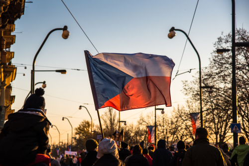 Ezrek tüntettek a korlátozások ellen Prágában