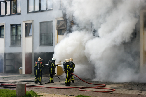 Hollandiai fiatalok felgyújtottak egy tesztközpontot, tiltakozásul a kijárási tilalom ellen