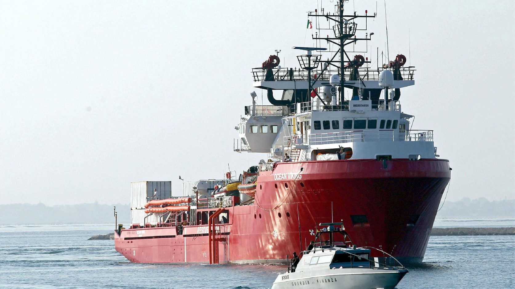 Szicílián köthet ki az Ocean Viking civilhajó migránsokkal a fedélzetén