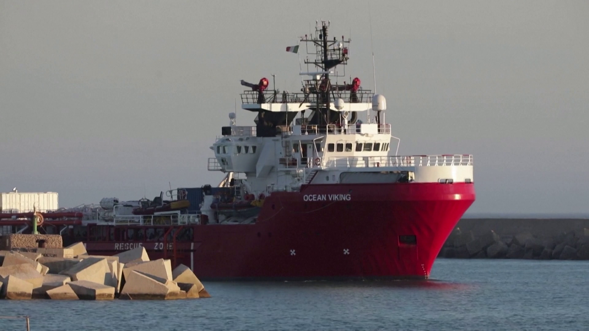 Újabb mentőakció a tengeren, migránsokat mentett a civilhajó