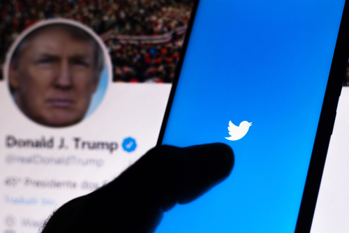 A Twitter véglegesen eltiltotta Donald Trumpot a közösségi oldal használatától