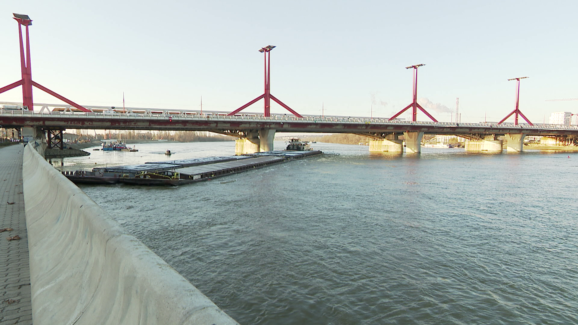 Uszály ütközött a Rákóczi híd pillérének
