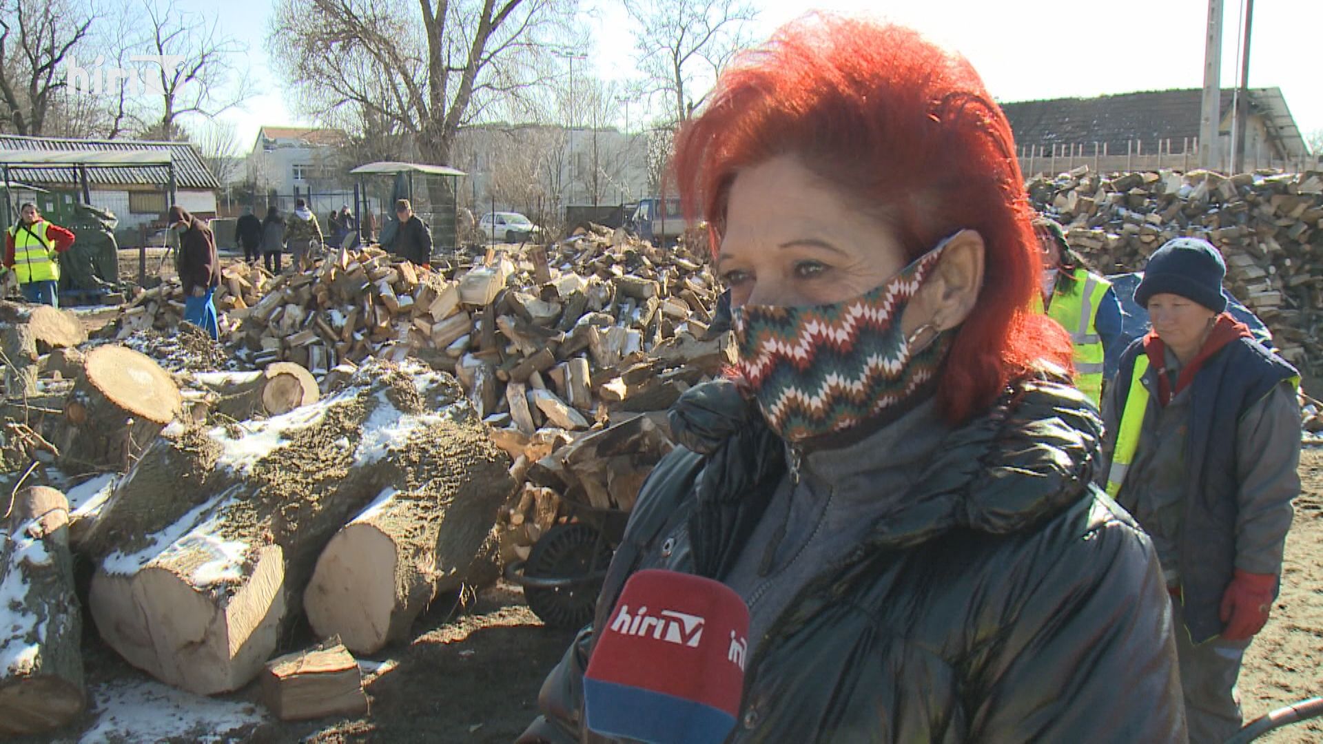 Tűzifát osztottak a rászorulóknak Debrecenben