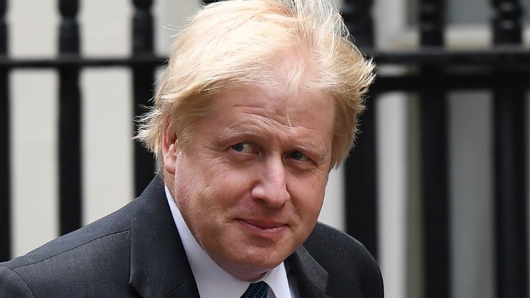 Johnson: Az új cél az, hogy július végére minden brit felnőtt megkapja az oltást