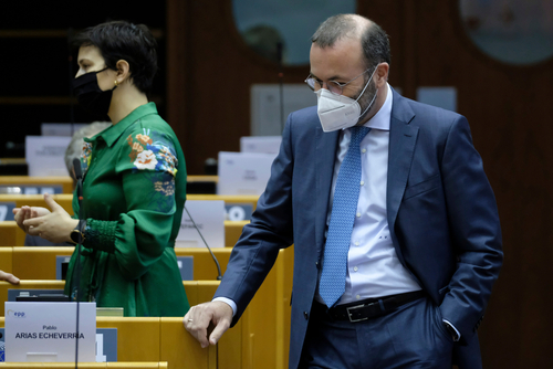 Szijjártó: A járvány elleni védekezés helyett a Fidesz eltávolítását szervezte az EPP frakcióvezetője
