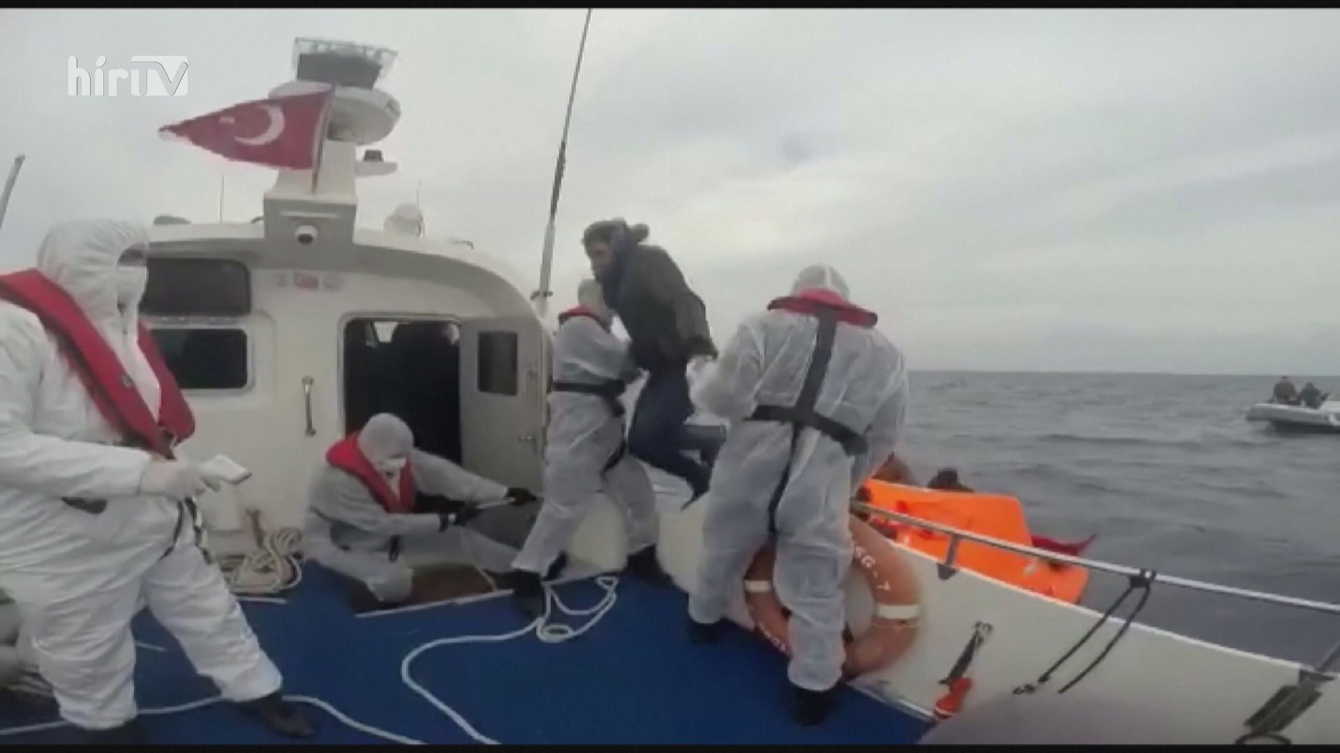 A török és a spanyol partok közelében is migránsokat mentettek a hatóságok
