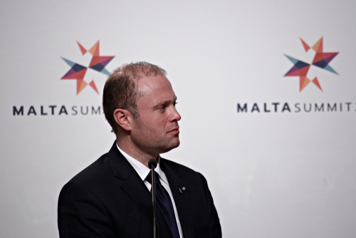 A korábbi máltai miniszterelnök egykori kabinetfőnöke ellen emeltek vádat korrupció és hamisítás miatt