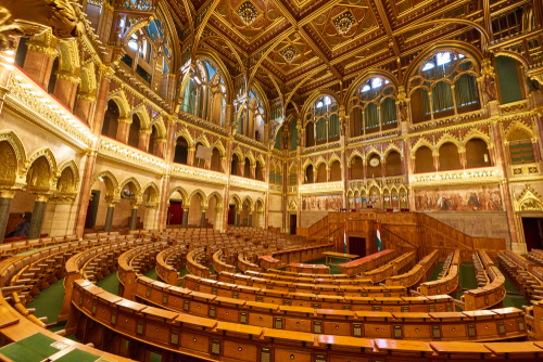 Kéthetes ülést tart a parlament szerdától