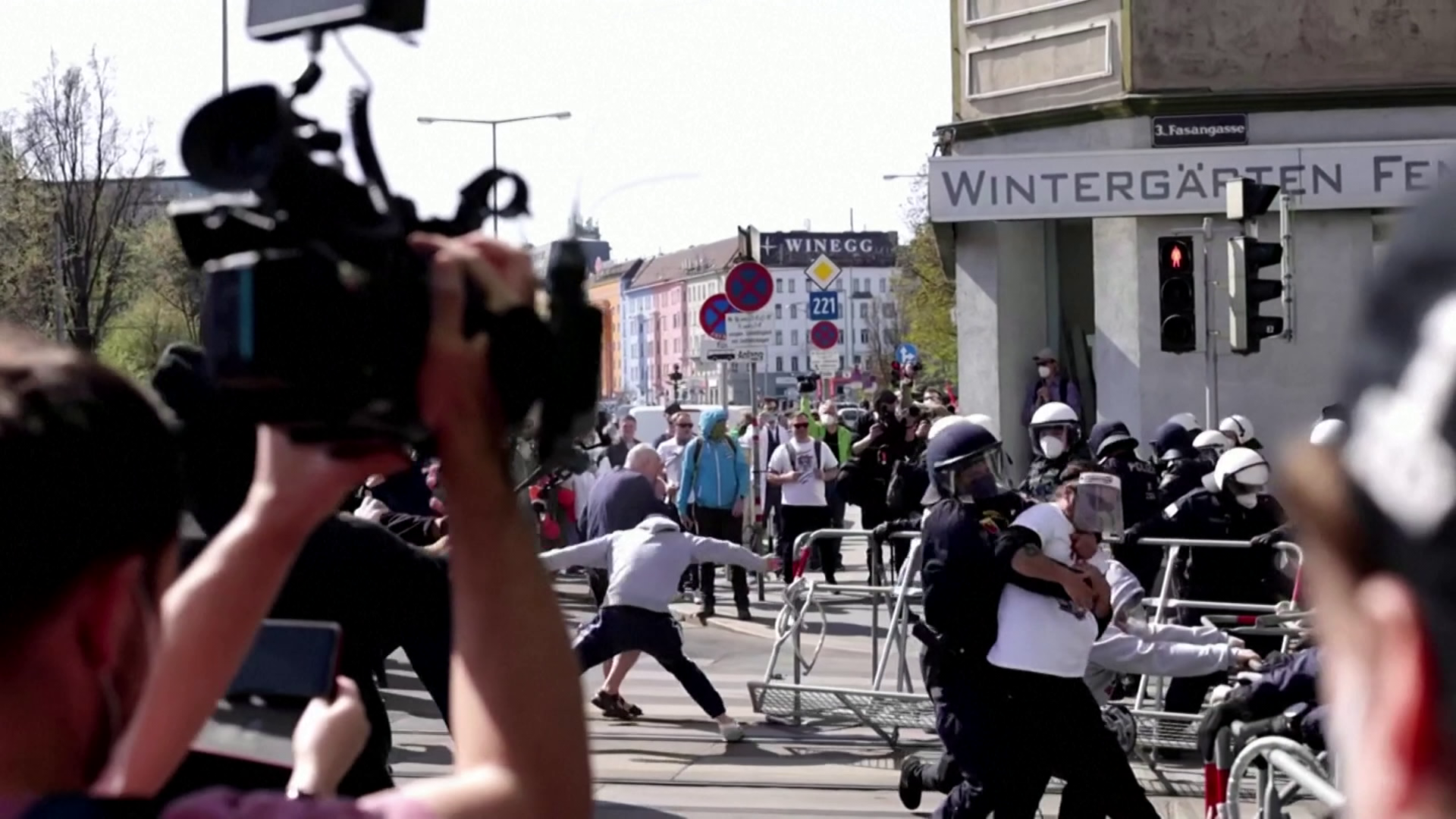 Letartóztatások Bécsben egy illegális karanténellenes tüntetésen