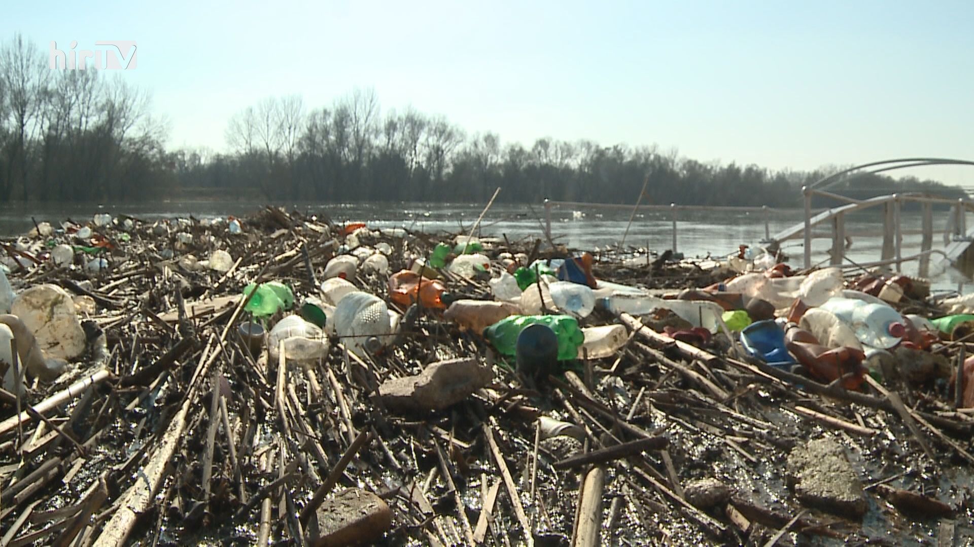 Több mint ezer önkéntes vett részt a folyópart megtisztításában