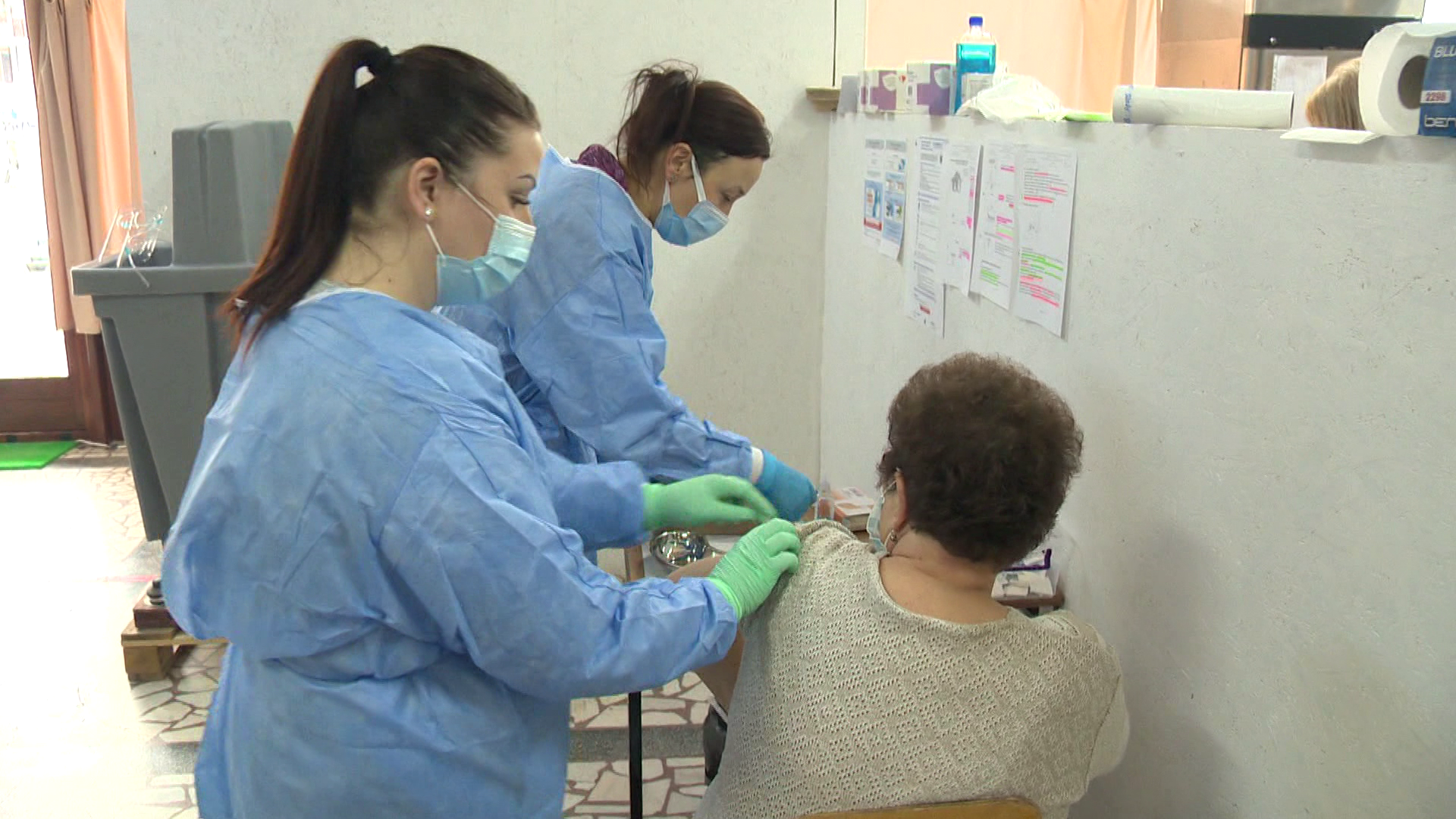 Romániában tovább lassult a járvány, de rekordot döntött a halálozások száma
