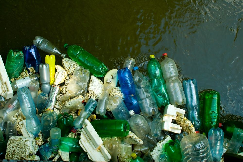 Fuldoklik a Duna-part a műanyagban: a hulladék nagy része a Coca-Colához köthető