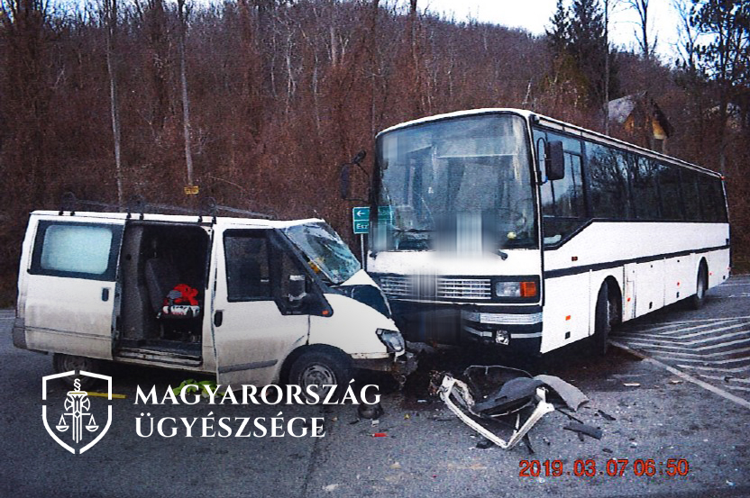 Súlyos balesetet okozott a munkásokat szállító busz 