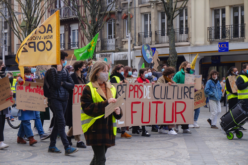 Tízezrek tüntettek a klímavédelem francia alkotmányba foglalásáért