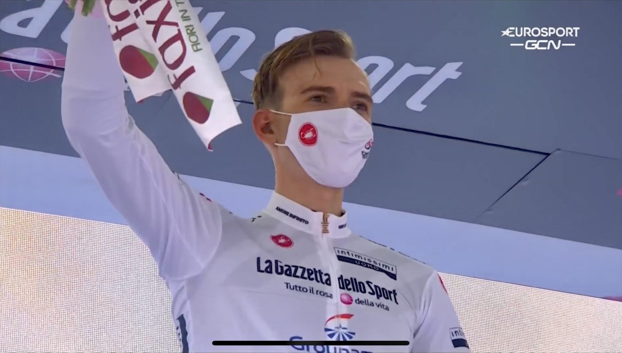 Valter Attiláé a fehér trikó a Giro d’Italián
